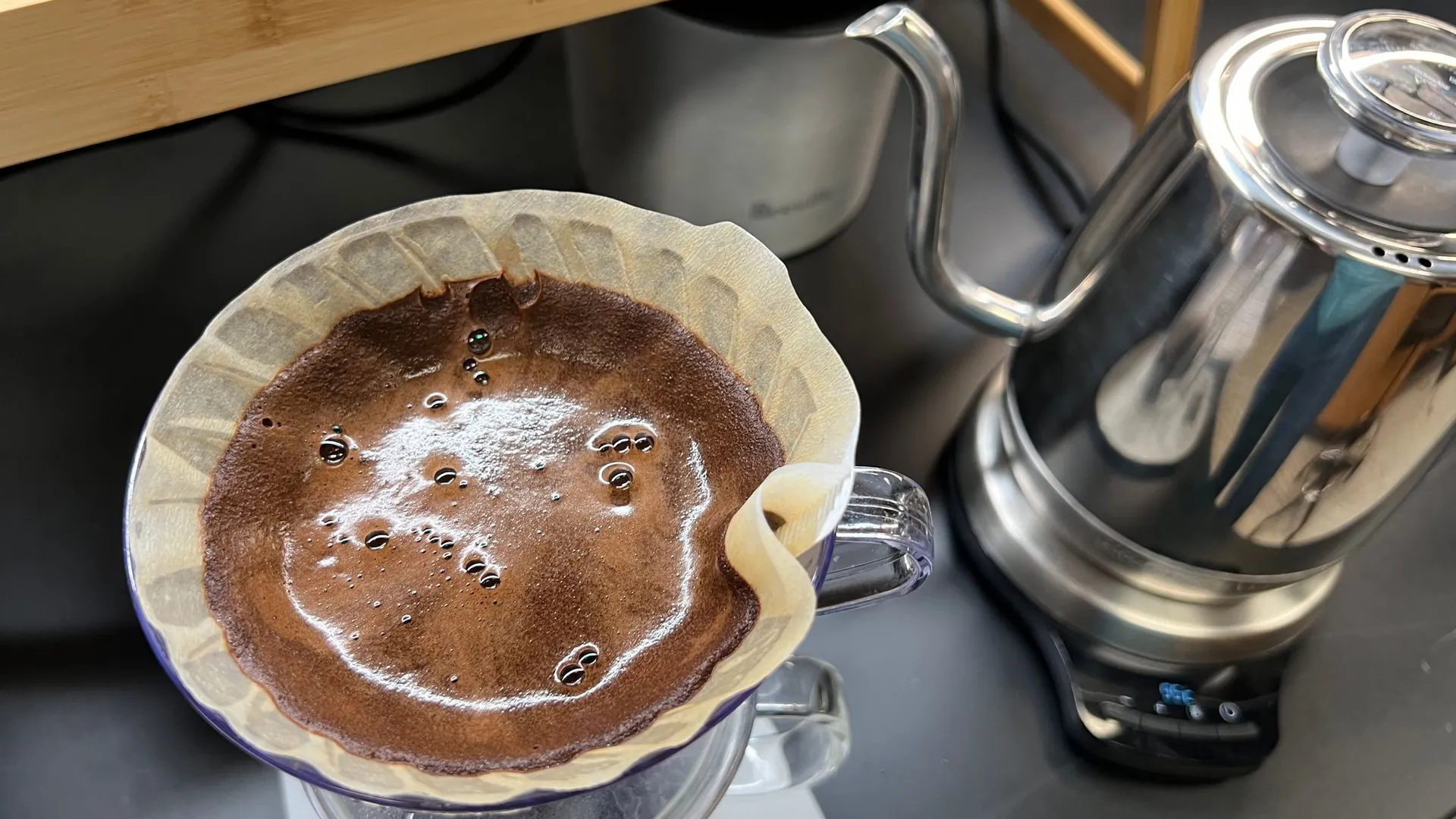 Ein Morgenkaffee wird aufgebrüht